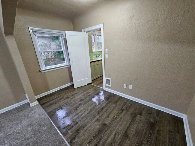 Building Photo - Downtown Unit, renovated, spacious, close to the base, ferry, and shopping