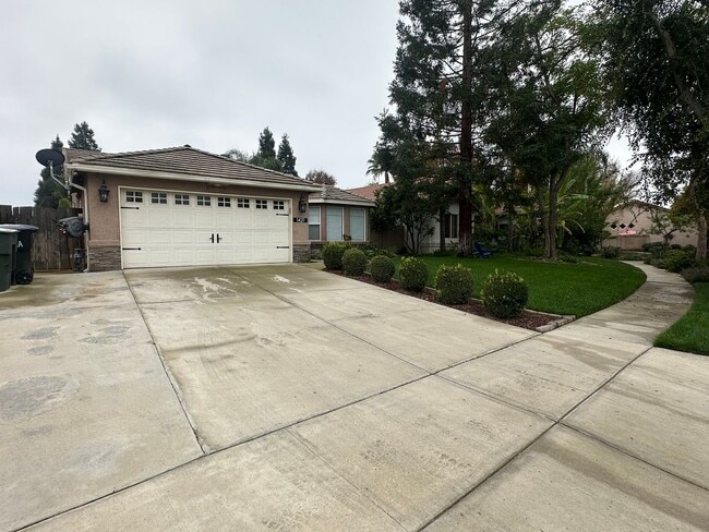 Building Photo - SE Visalia home coming soon!!