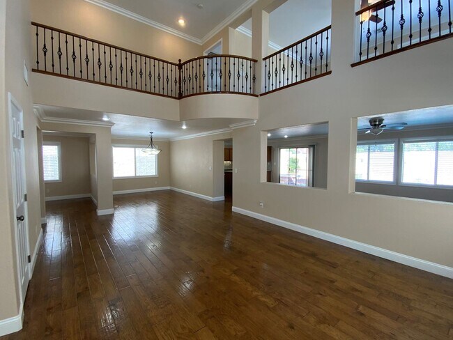 Building Photo - SUPER UPGRADED 3BD/2.5BA HOME W/ POOL/SPA!!