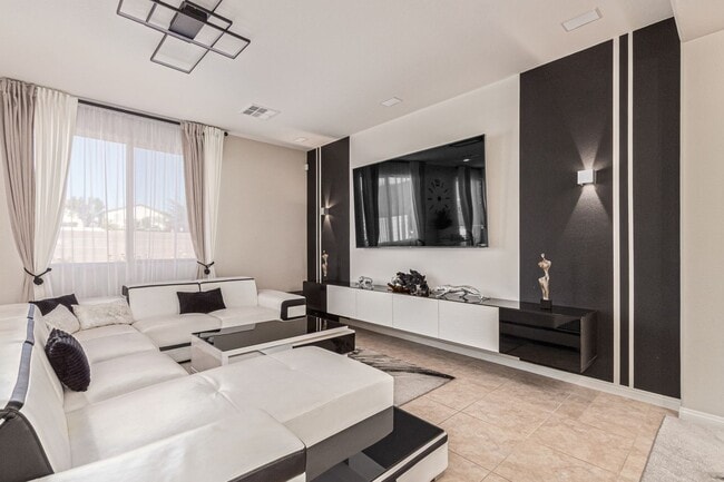 Building Photo - MODERN DESIGNED 4-BED, 3-BATH HOME IN SOUT...