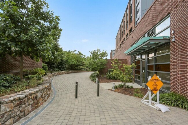Building Photo - Great 2BR 2BA in Kenwood Forest Community in Downtown Bethesda