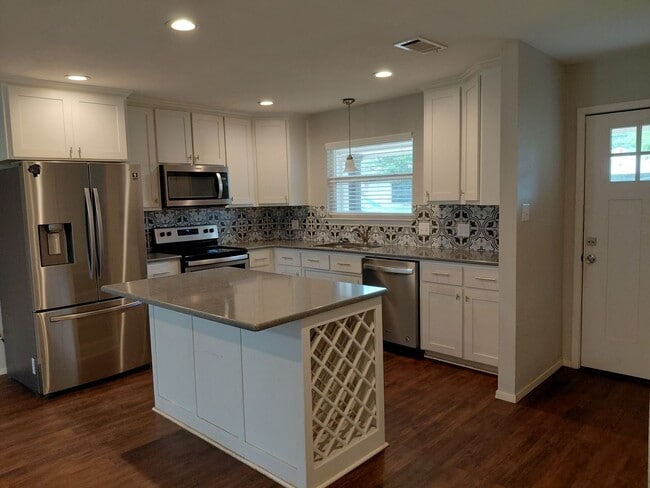 Building Photo - Adorable 3/2 with Garage Parking + Large backyard and gazebo!!