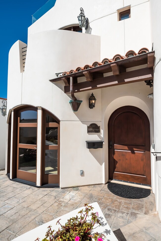 Building Photo - 221 30th St