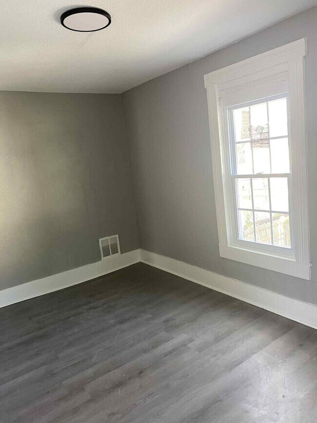 Building Photo - Newly Updated Spacious 5 bedroom 1 bathroom house for rent in Glassport!