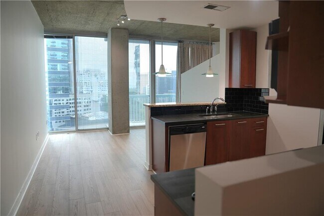 Building Photo - 3324 Peachtree Rd