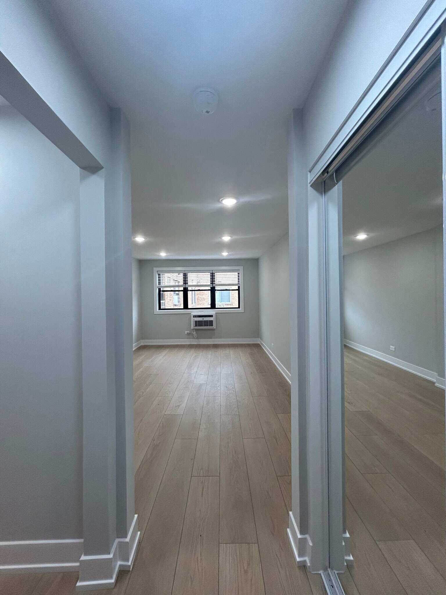 Building Photo - 516 W Aldine Ave