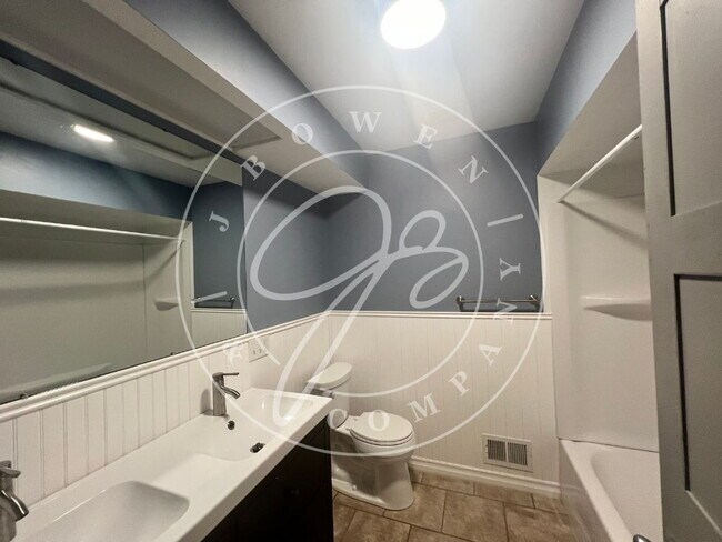 Building Photo - "Charming 4-Bedroom Washington Local Gem w...