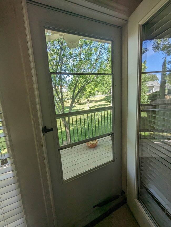 Building Photo - Furnished Quaint, Quiet Location, Centrally Located, 2 Bed 2.5 Bath