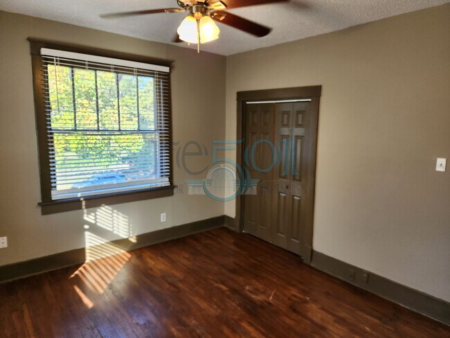 Building Photo - Historical 3 Bedroom 1 Bathroom!