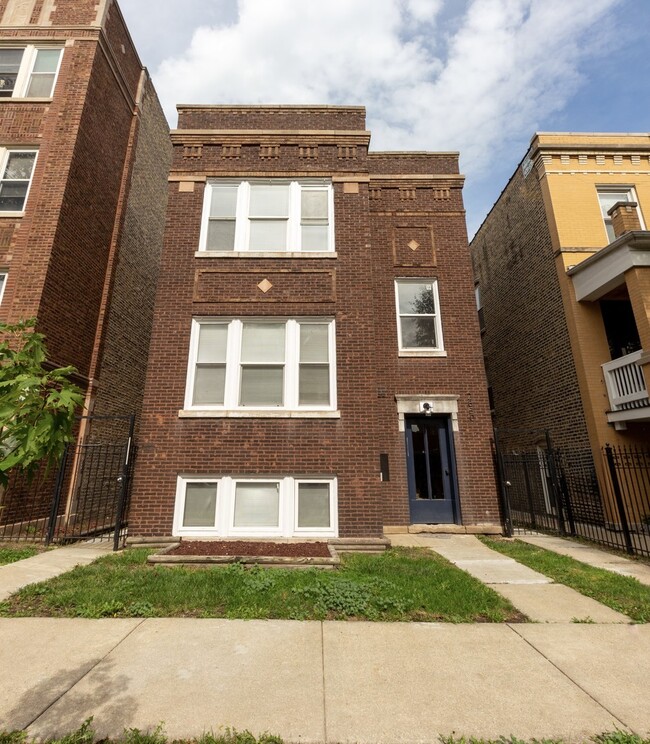 Primary Photo - 2850 W Barry Ave