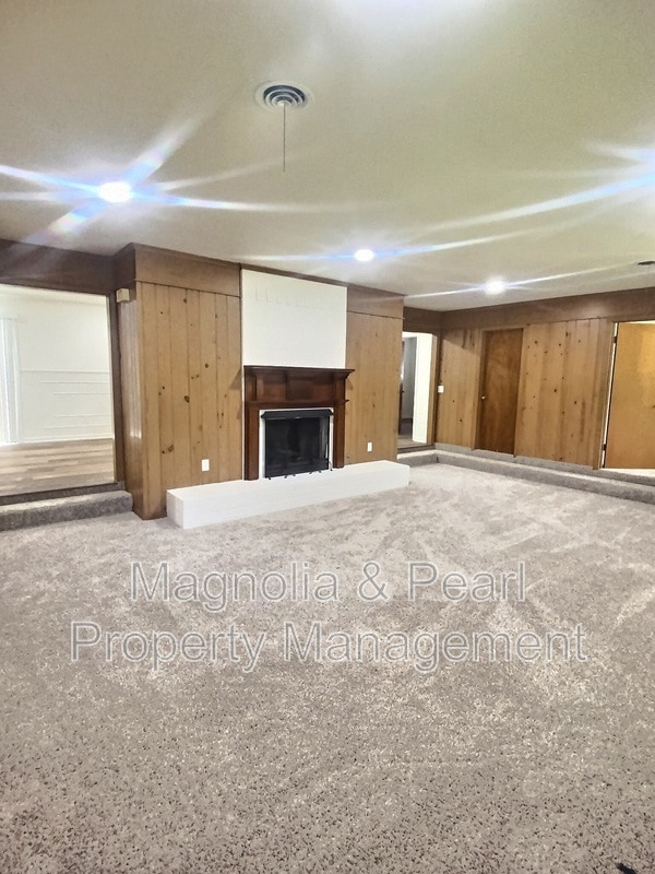 Building Photo - 1305 Robinwood Dr