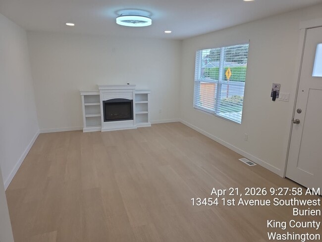 Building Photo - Burien Newly remodeled home - 3 bedrooms 2 bathrooms - A must see - available NOW