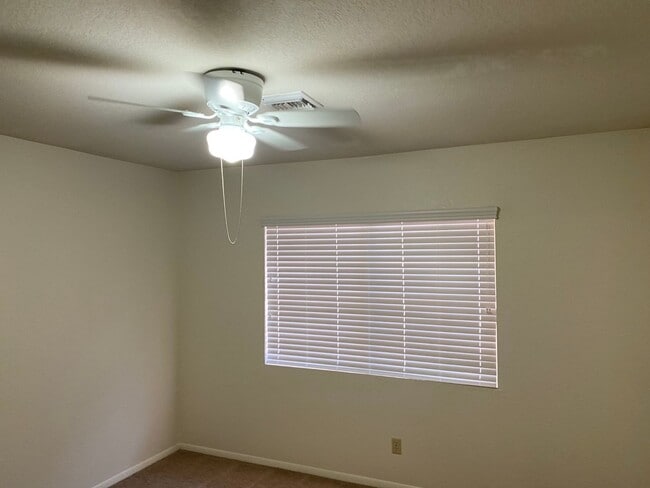 Building Photo - Henderson!!! 4 Bedrooms!! Single Story!! 2 car garage!! Big Back Yard!!! No HOA!! All Appliances!!