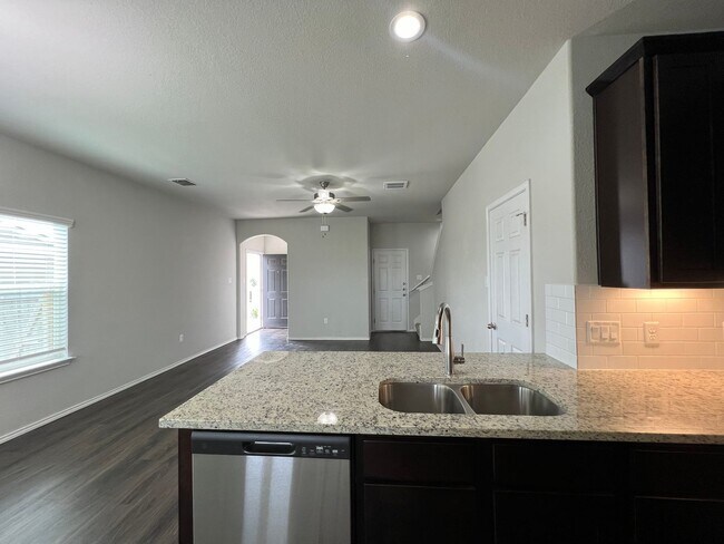 Building Photo - 2-Story Luxury duplex in Seguin