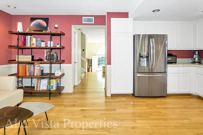 Building Photo - Beautiful Dual Master bedroom Townhome in ...