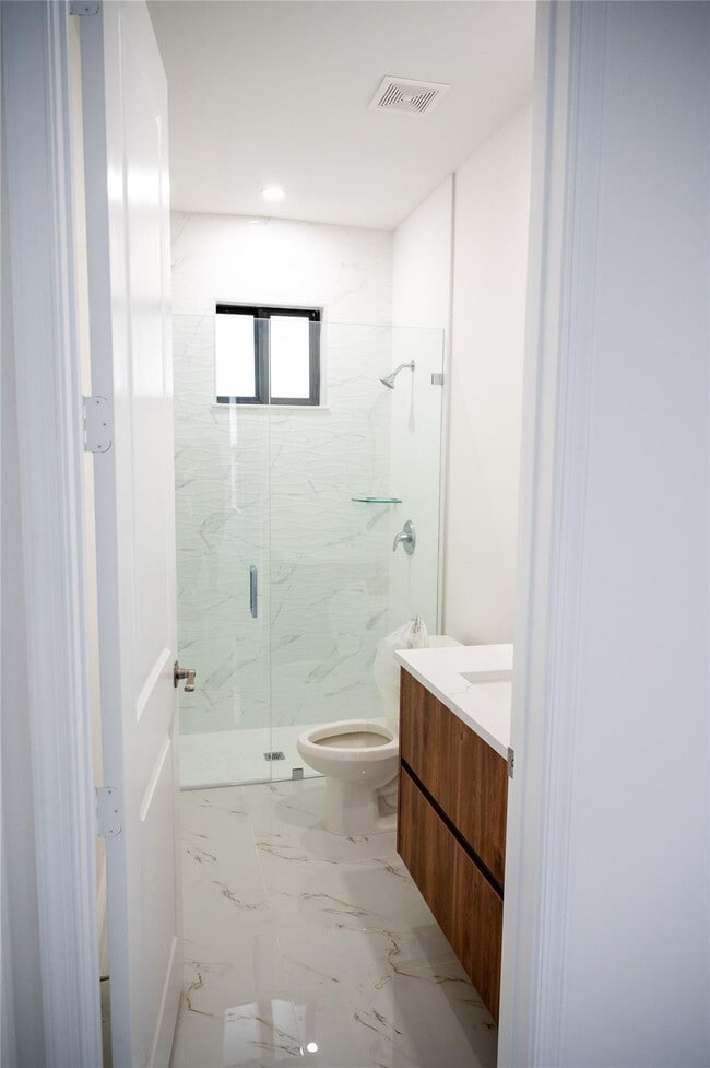 Building Photo - 6490 W Park Ln