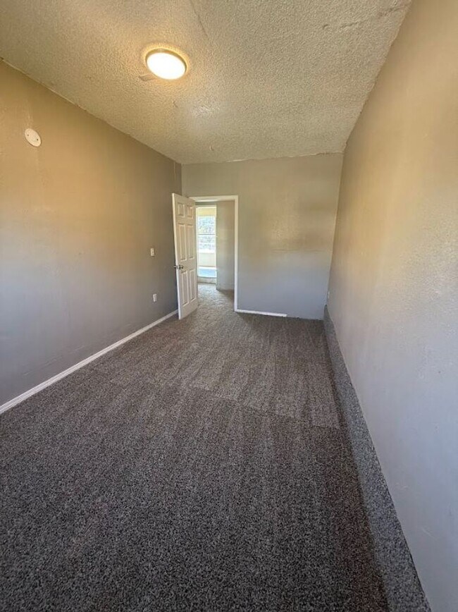 Building Photo - Charming 5 Bedroom House