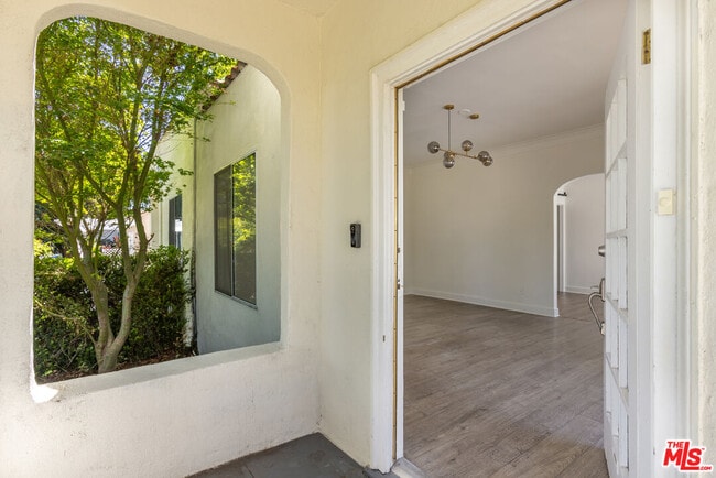 Building Photo - 1553 N Stanley Ave