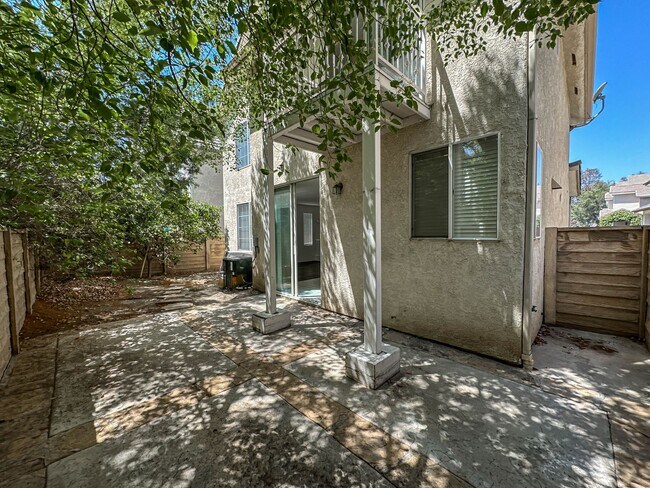 Building Photo - Charming 4-Bedroom Home with a Private Yard & Community Pool in Valencia!