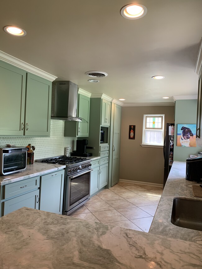 Building Photo - 5322 Saxon Dr