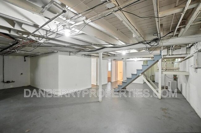 Building Photo - 822 Searles Rd