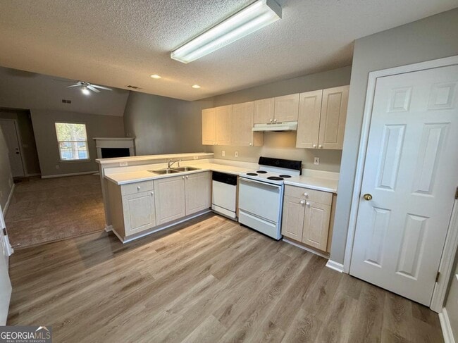 Building Photo - 15 Lakeside Cir