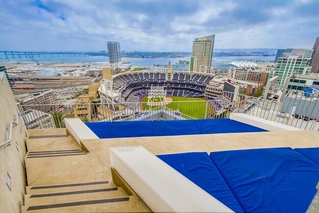Building Photo - Modern Downtown 1 Bedroom with balcony at ...