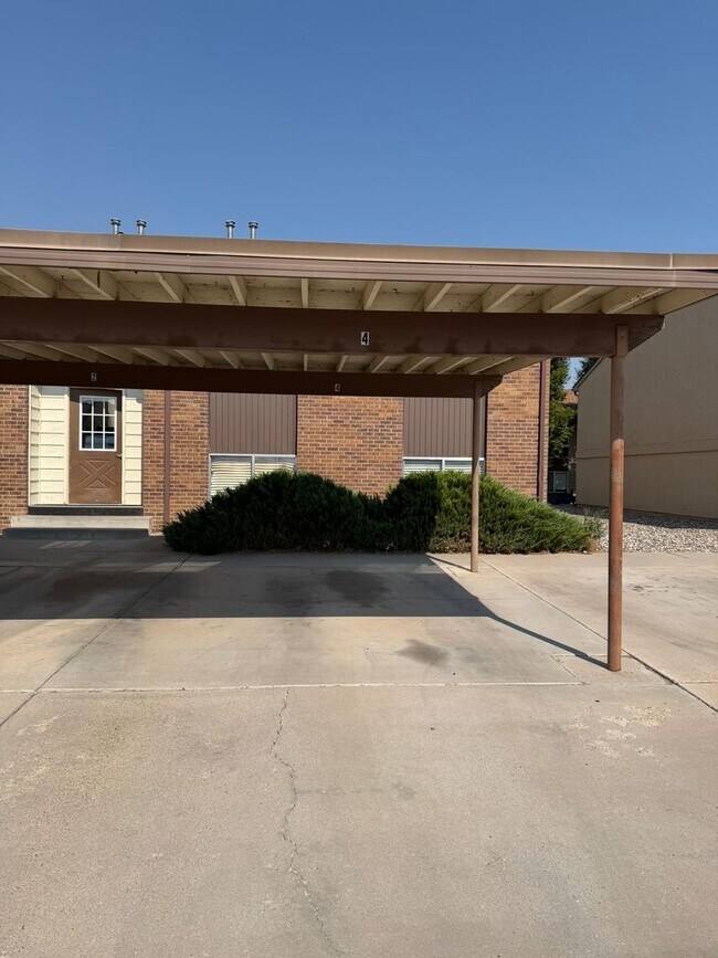 Building Photo - 812 W Cedar Ct