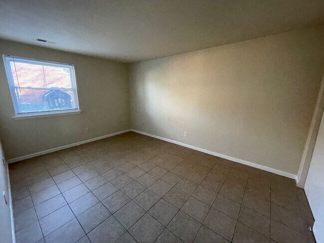 Building Photo - 2 BED 1 BATH 1ST FLOOR APARTMENT