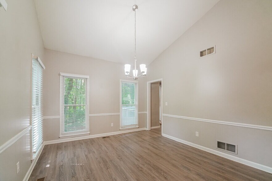 Building Photo - 8601 Stone Creek Ct