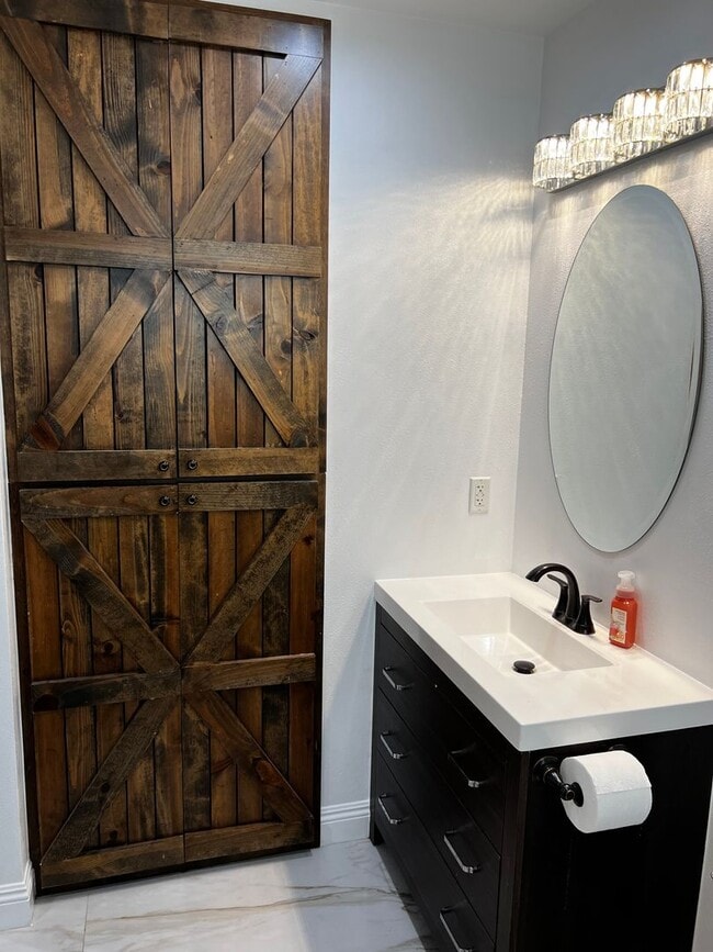 Building Photo - 3 Bed 2 Bath Home For Rent in an Excellent...