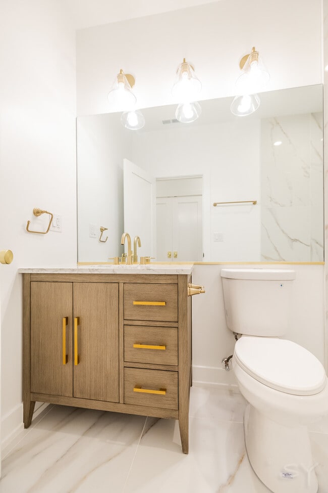 Building Photo - 6036 S Rhodes Ave