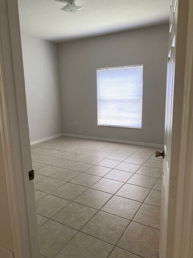 Building Photo - 4/2/2 With screened in porch in Indian Trails area!