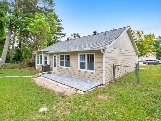 Building Photo - 9138 Clubhouse Dr