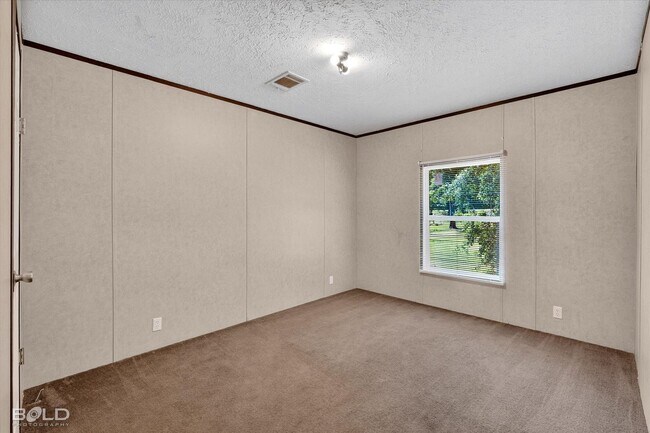 Building Photo - 4BD/2BA home with fenced back yard.