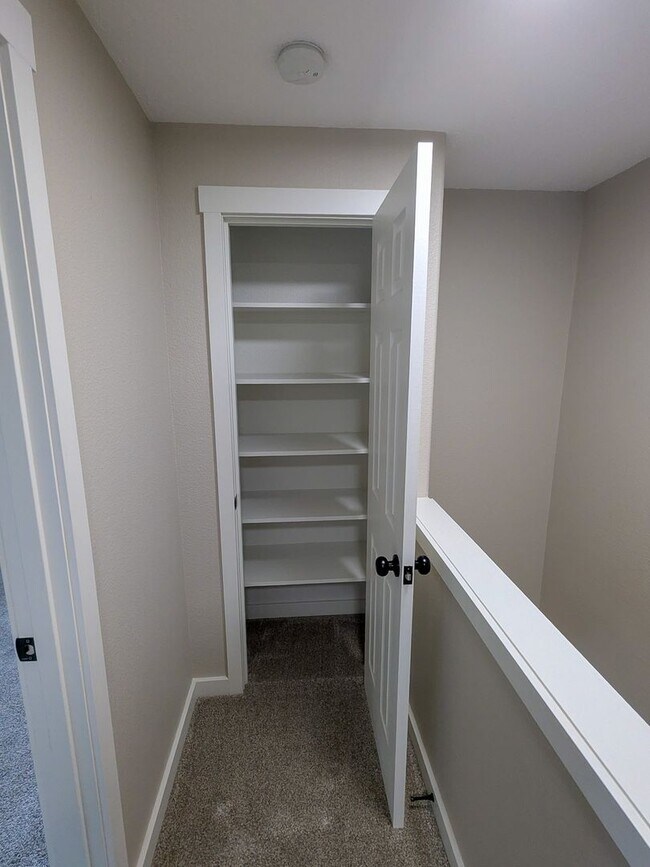 Building Photo - 1497 Golden Ln N