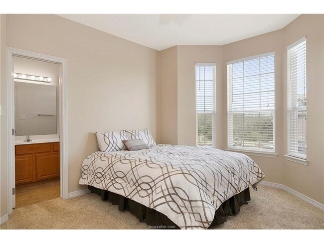 Building Photo - AVAILABLE FOR AUGUST PRE-LEASE!! 4 Bed 4 Bath in River Oaks Community!