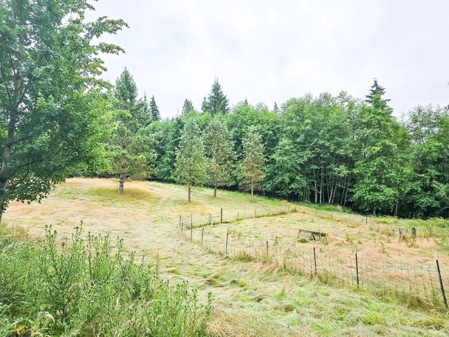 Building Photo - Tranquil Country Living Meets Modern Comfort