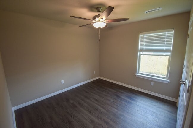 Building Photo - Nice 3 Bedroom 2 Bath Home!!