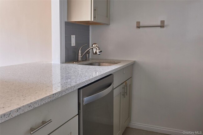 Building Photo - 2 Consulate Dr