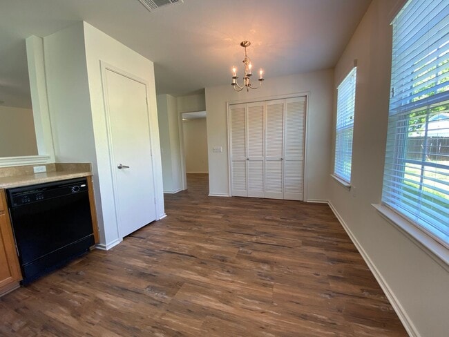 Building Photo - 4 Bedroom in Thaxton Place
