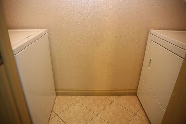 Building Photo - SW - CONDO - 2 BEDROOM - 1ST FLOOR