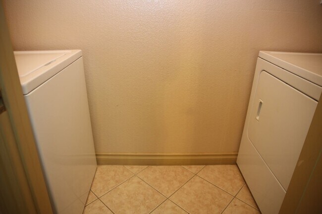 Building Photo - SW - COZY CONDO - 2 BEDROOM - 1ST FLOOR