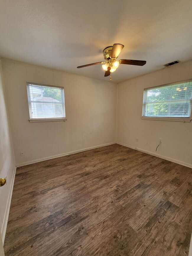 Building Photo - (3) Bed/(1) Bath w/ Carport Available NOW!