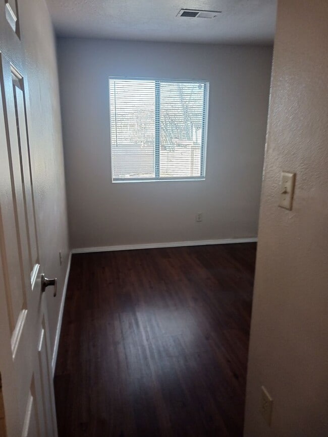 Building Photo - AFFORDABLE & CUTE!