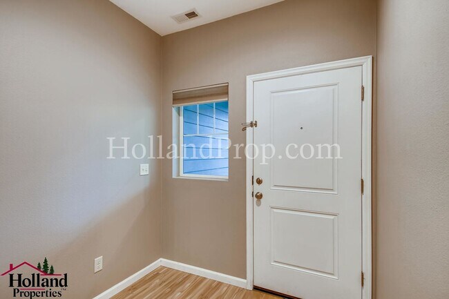 Building Photo - Stunning 3 Bedroom 2.5 Bathroom Home with ...