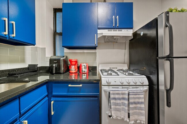 Building Photo - 690 9th Ave