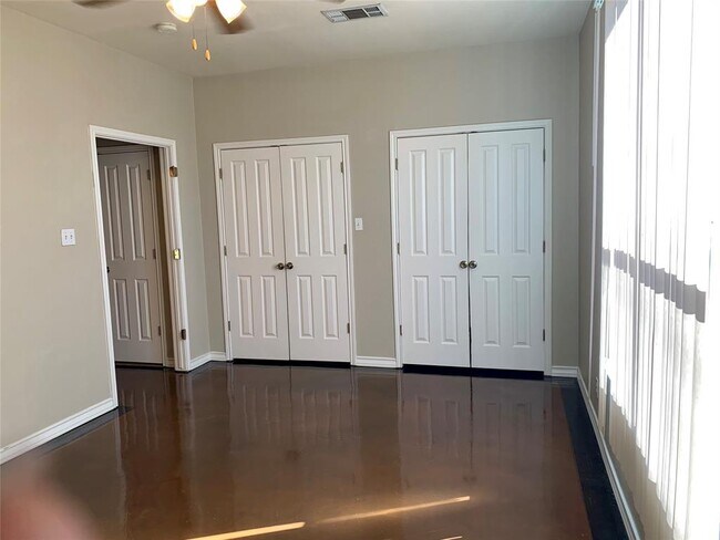 Building Photo - 220 Sandstone Dr
