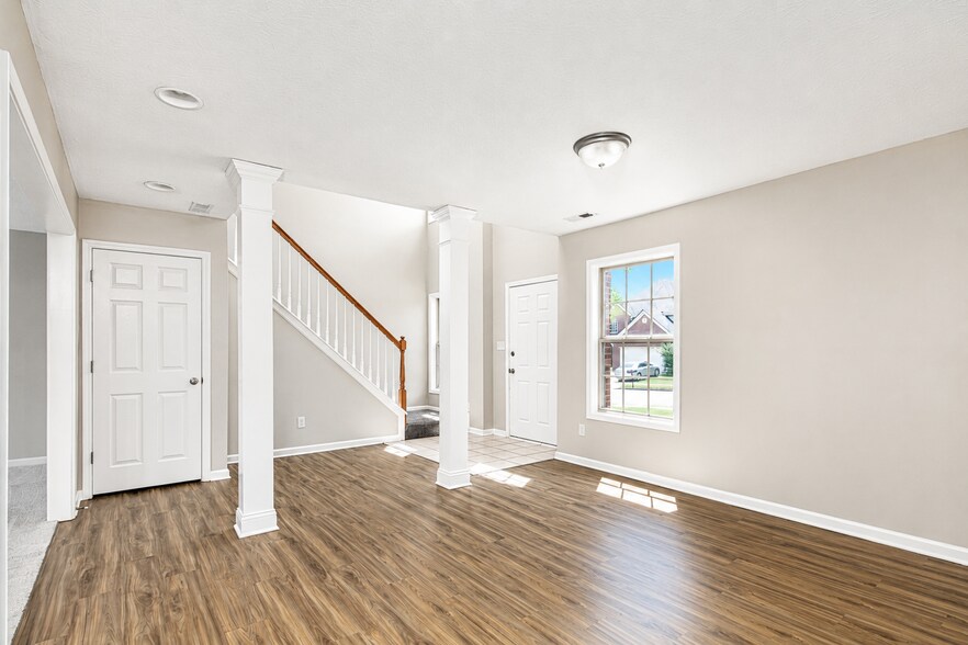 Building Photo - 565 Wellington Gardens Dr