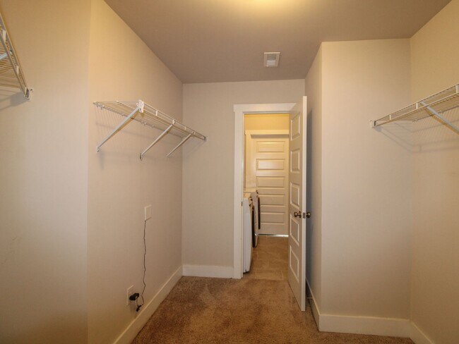 Building Photo - Great Location near Edgewater and Toyota F...